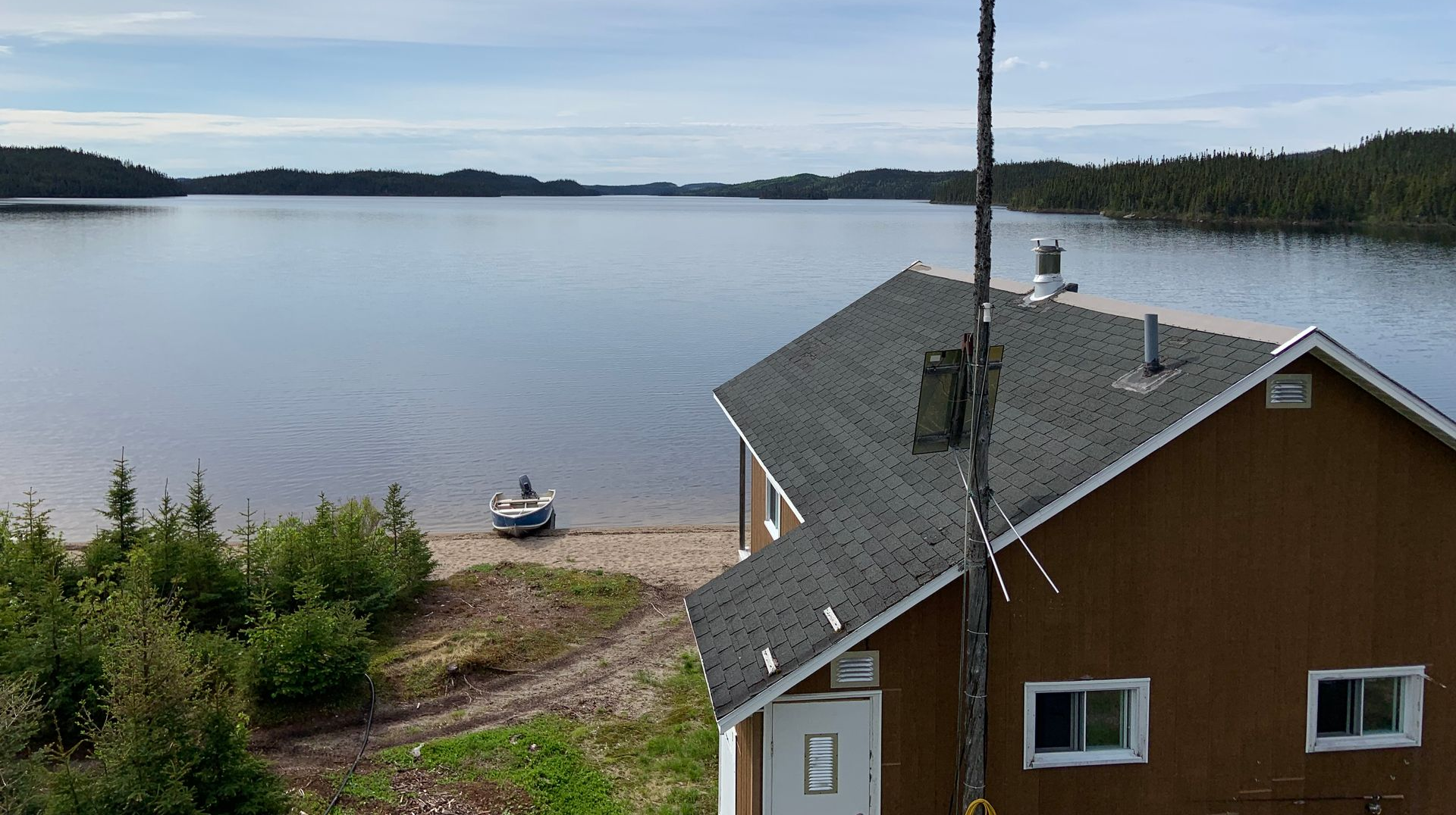 Vue du chalet Pimbina sur la rive du lac