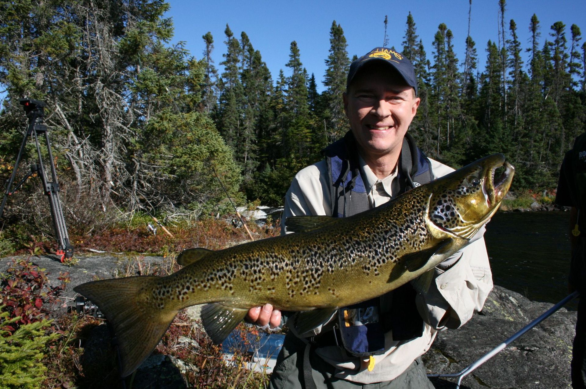 Raymond Carrignan tenant une ouananiche record au Lac Holt